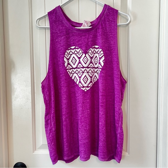 No Boundaries Fuchsia Pink Heart Graphic Workout Tank Top Tulip Back NWOT - Picture 2 of 11